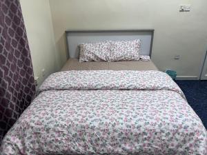 Postel nebo postele na pokoji v ubytování Kings Business Suite