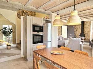 Kuchyň nebo kuchyňský kout v ubytování Casa Rural Cal Roseto con jacuzzi
