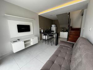a living room with a couch and a tv in it at Residencial Quinta Lusa em Cond. Valle do Sal - Pox. Gav Resort e Aqualnd - Casas mobilhadas, confortáveis e seguras para passar momentos maravilhosos no Atalaia.. in Salinópolis
