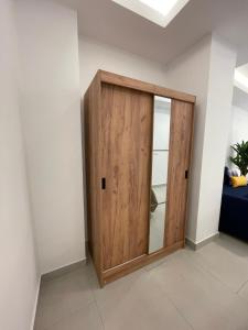 eine Holztür in der Ecke eines Zimmers in der Unterkunft Luxury apartment Bella Málaga in Málaga