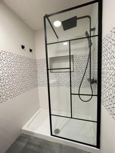 eine Dusche mit Glastür im Badezimmer in der Unterkunft Luxury apartment Bella Málaga in Málaga