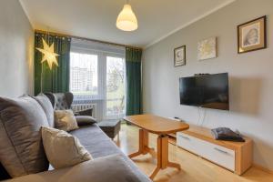 Televízia a/alebo spoločenská miestnosť v ubytovaní Apartament Dzień Dobry 2