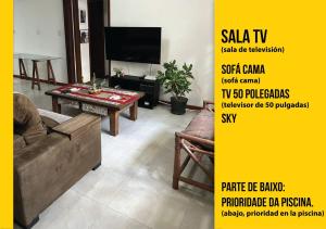 ein Wohnzimmer mit Sofa und Tisch in der Unterkunft Soares Acomodações in Itapema