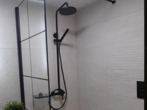 una ducha en un baño con pared de cristal en Despina Apts by Estia, en Gouves 24 fotos más