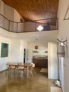 a kitchen with a table and chairs in a room at Appartement Cascade in Saly Portudal