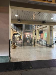 een persoon die door de lobby van een gebouw loopt bij Al 304 a San Giovanni in Rome