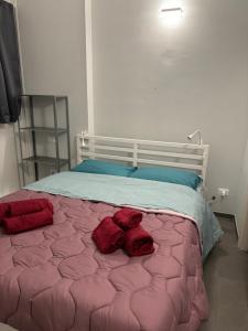 een slaapkamer met een bed met rode handdoeken erop bij Al 304 a San Giovanni in Rome