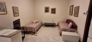 un soggiorno con due divani e un tavolo di Villa Gaudi a Cornegliano Laudense