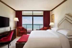 מיטה או מיטות בחדר ב-Sheraton Grand Doha Resort & Convention Hotel