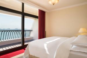 מיטה או מיטות בחדר ב-Sheraton Grand Doha Resort & Convention Hotel