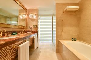 חדר רחצה ב-Sheraton Grand Doha Resort & Convention Hotel
