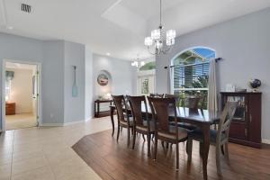 Fotografie z fotogalerie ubytování Sunshine Home Retreat Heated Pool on Canal v destinaci Cape Coral