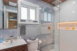 Bilik mandi di Exclusive Oasis, Exotic Pool & Miami Inspired Art