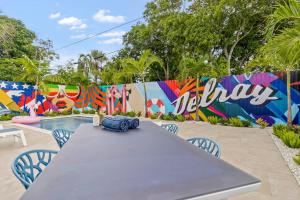 Gambar di galeri bagi Exclusive Oasis, Exotic Pool & Miami Inspired Art di Delray Beach