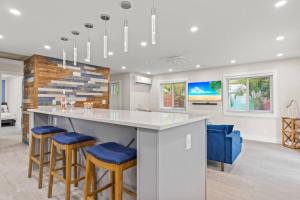 Dapur atau dapur kecil di Exclusive Oasis, Exotic Pool & Miami Inspired Art