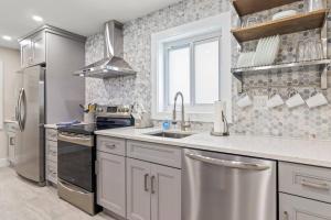 Dapur atau dapur kecil di Exclusive Oasis, Exotic Pool & Miami Inspired Art