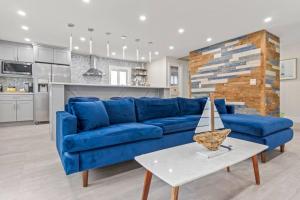 Dapur atau dapur kecil di Exclusive Oasis, Exotic Pool & Miami Inspired Art
