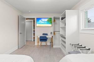 Televisyen dan/atau pusat hiburan di Exclusive Oasis, Exotic Pool & Miami Inspired Art