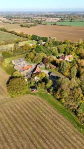 ウッドブリッジにあるBramley Cabin Suffolk Relaxing Getawayの畑中家の空見