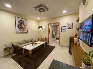 伊斯兰堡The Skyluxe Designer Suite with Rooftop Pool的带沙发和桌子的客厅