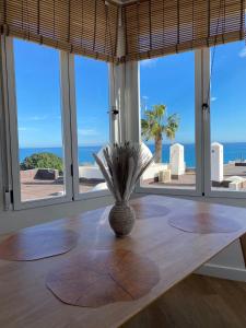Una habitación con una mesa con un jarrón encima. en Loft Mojacar Neptuno, en Mojácar