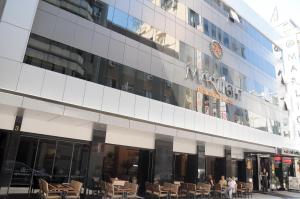 een gebouw met tafels en stoelen ervoor bij Marlight Boutique Hotel in Izmir