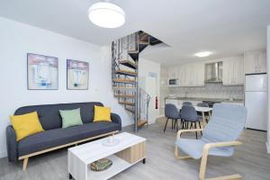 a living room with a couch and a kitchen at Comeback SWEET HOME CALAHONDA in Calahonda