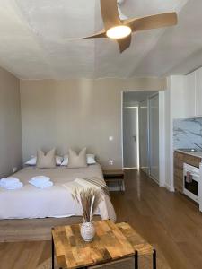 Un dormitorio con una cama y un ventilador de techo. en Loft Mojacar Neptuno, en Mojácar 7 fotos más