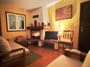 un soggiorno con divano e camino di Casa do Candeeiro a Óbidos