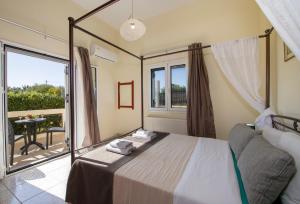 Posteľ alebo postele v izbe v ubytovaní Villa Ifigeneia Private Hot Tub Rooms + 37 fotografií
