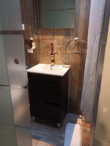 a bathroom with a sink and a mirror at Casa Janela Azul in Talasnal