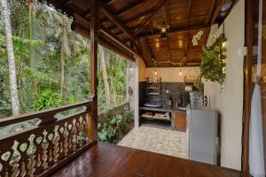 balcón con nevera y cocina en Anantra Bali Eco Villa, en Ubud