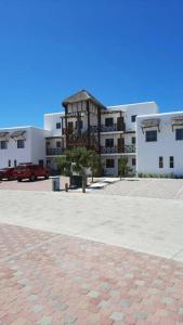 a parking lot in front of a large building at Departamento en Nuevo Altata in Isla de Redo