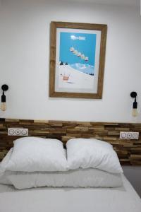 - une chambre dotée d'un lit blanc avec une photo sur le mur dans l'établissement Résidence Menandiere - APPARTEMENT 2 PIECES- ALPE D'HUEZ CENTRE STATION MAE-3581, à Huez 4 autres photos