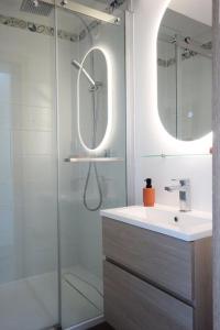 une salle de bains avec douche, lavabo et miroir dans l'établissement Résidence Menandiere - APPARTEMENT 2 PIECES- ALPE D'HUEZ CENTRE STATION MAE-3581, à Huez