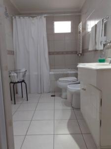 un bagno bianco con un water e un lavandino di Patagonia Relax- Depto zona céntrica y de servicios de salud a Comodoro Rivadavia
