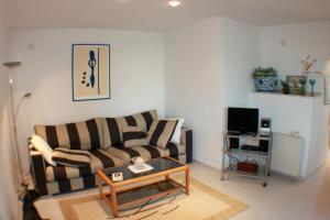 ベニッサにあるLuz - holiday apartment in peaceful surroundings in Benissaのリビングルーム(ソファ、コーヒーテーブル付)