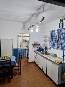 Η κουζίνα ή μικρή κουζίνα στο El Caminante Hostel