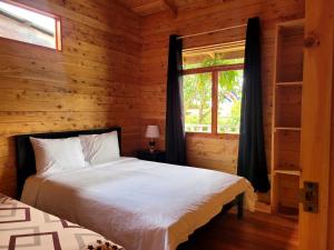 Ένα ή περισσότερα κρεβάτια σε δωμάτιο στο Cabañas Barú Dota