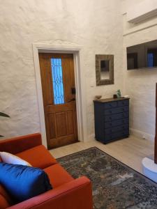 O bucătărie sau chicinetă la 1860 Heritage Beachside Studio