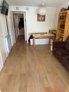 een woonkamer met een tafel en een bank bij La montagne in Villarembert +7 foto's