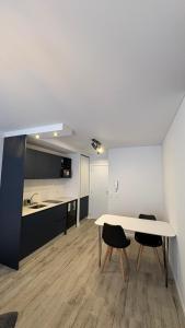 una habitación vacía con una mesa y dos sillas en Mendoza, en Rosario