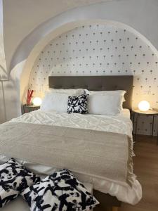 Un dormitorio con una cama grande con un cabecero grande. en VagaLuna Short Stay, en Catania 35 fotos más