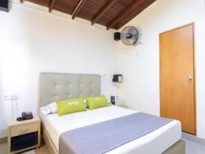 Postel nebo postele na pokoji v ubytování Hotel Colombia Avenida