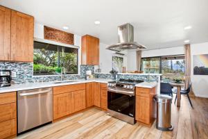 Köök või kööginurk majutusasutuses KBM Resorts FREE CAR Kaanapali Plantation Villa Ocean view 3-Bedroom Condo Recently Remodeled KPL-46