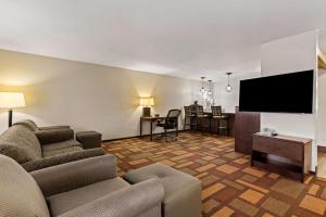 TV a/nebo společenská místnost v ubytování Best Western Tower West Lodge