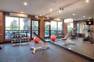 Sandman Signature Plano-Frisco Hotel的健身中心和/或健身设施