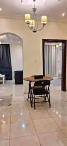 a dining room with a table and a chair at خيال الفارس للشقق المخدومة in Quwayzah