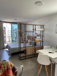 een slaapkamer met een bed, een tafel en stoelen bij Rosario SJ Loft in Rosario +41 foto's