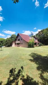 excluido في غاريبالدي: منزل كبير أمامه ميدان عشبي